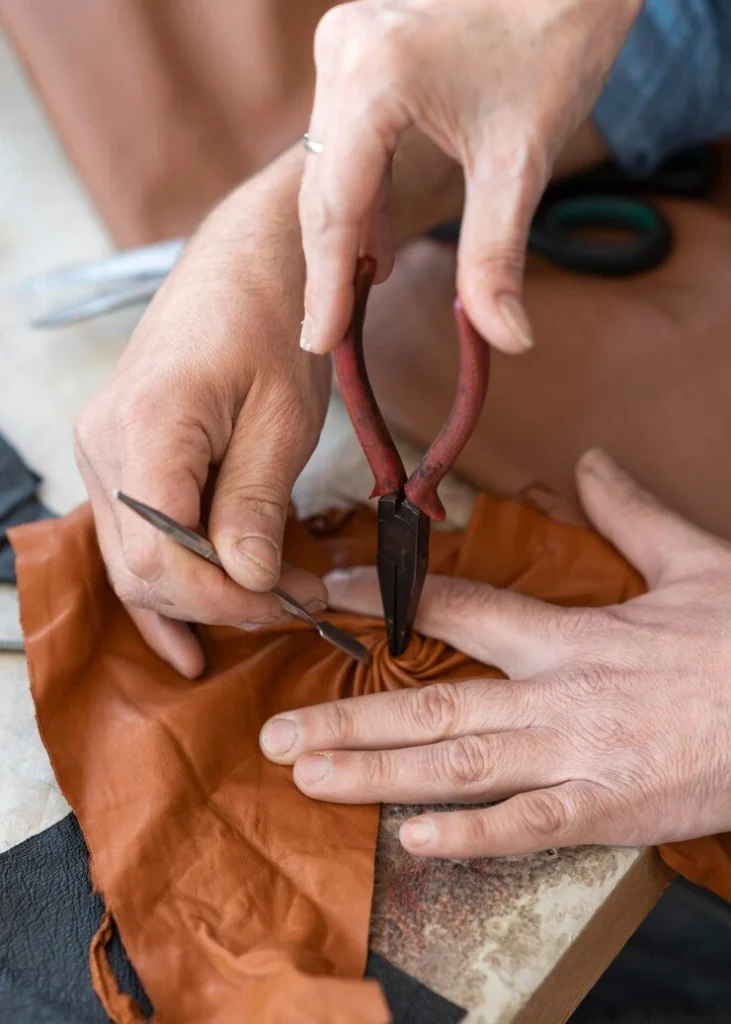 manos trabajando en cuero